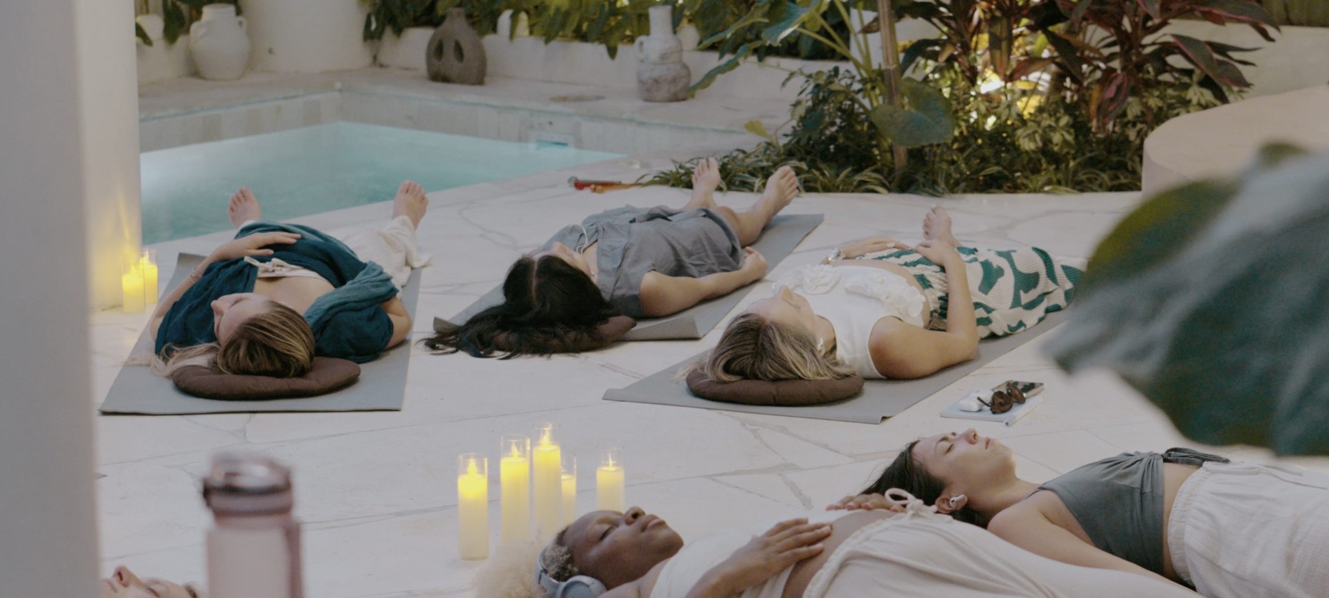 Círculo de meditação em retiro holístico ao pôr do sol